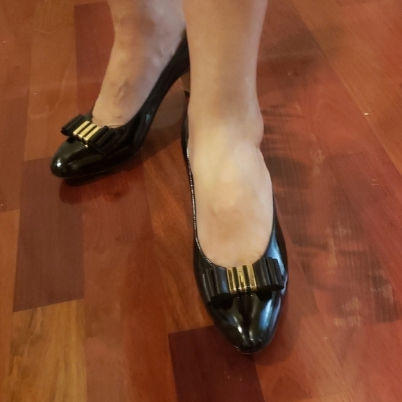 FERRAGAMO Black Patent Leather Pumps EUC in Box - Picture 4 of 13